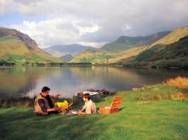 Picnic ger y llyn